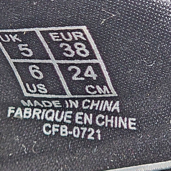 NWT Puma Cool Cat Leap JR Slide Youth Boys Black Casual Sandals 383619 Sz 6C - Picture 8 of 8